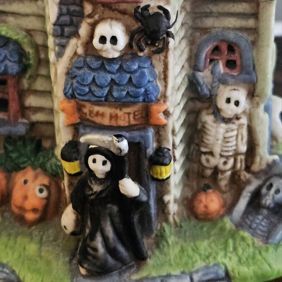Light-Up Haunted House Halloween Decor - Picture 9 of 12